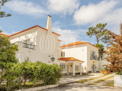 9-bedroom villa with a gross construction area of 834 sqm, featuring a garden, swimming pool, and garage, situated on a 1711 sqm plot in a highly central area of Estoril, Cascais. The entrance floor comprises a living room with three distinct areas, ...