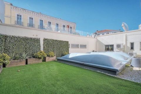 Sole agent. Come discover this magnificent dual-aspect apartment of 113 m² offering contemporary renovations you will really appreciate. This charming apartment is comprised of a spacious living-room facing south, an equipped kitchen opening out to t...