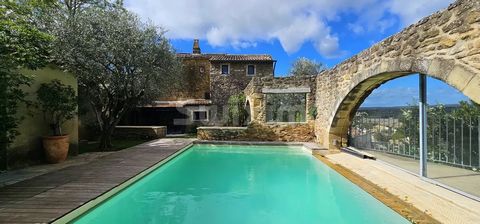 REF460TV Nabij GRIGNAN, Charmante woning met tuin, zwembad en uitzicht op de Provence Gelegen in een pittoresk dorpje, biedt dit prachtige pand een authentieke woonervaring in het hart van de Provence. Deze woning bestaat uit twee afzonderlijke gebou...