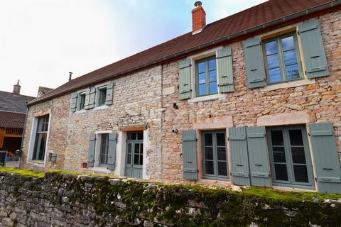 Réf 67772GM: Ref 67909GM:Located at the foot of the Chalonnaise coast, this charming house in Givry offers a privileged living environment, close to the lively town center and its shops. Recently renovated, it combines old-world charm with modern com...