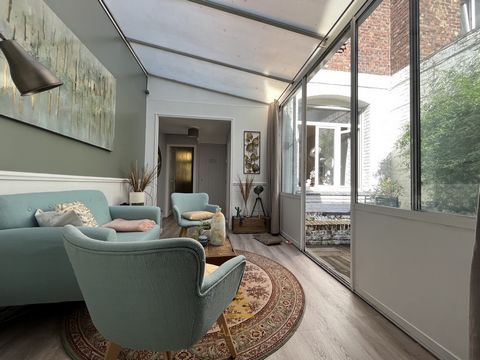 Zeldzame woning gelegen in het 'centrum' van Cambrai Exclusief bij AZTECA Mooi burgerlijk huis met verfijnde decoratie U zult verleid worden door de traditionele eikenhouten vloer en de lichte leefruimtes. De twee buitenterrassen bieden u plekken om ...