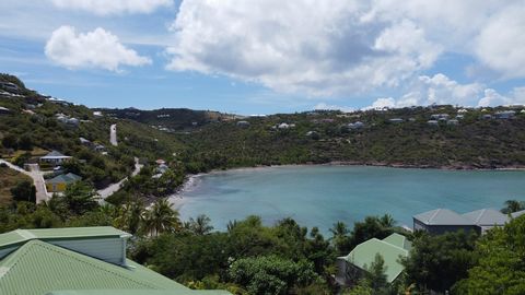 Si vous cherchez une maison permettant de vous rendre à pied à la plage, cette villa est pour vous ! Elle est située face à la plage de Marigot et permet de se rendre à pied à la plage ! Son vaste séjour avec cuisine ouverte d'environ 42 m2 fait face...