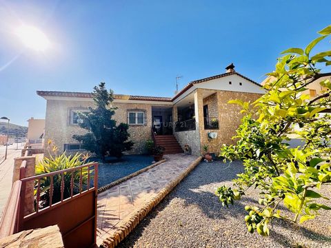 Welcome to the villa of your dreams in Berja! This impressive property nestled on a 459m2 plot offers an incomparable living experience. With 5 bedrooms and 3 bathrooms, every corner is designed for comfort and luxury. On the main floor of 148m2, it ...
