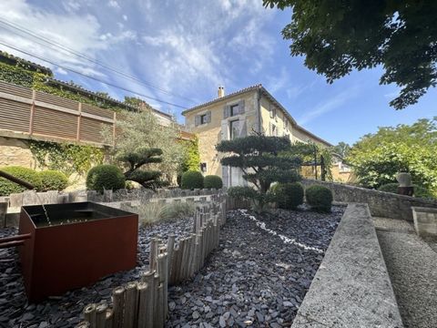 Privileged location for this architect-designed house in Saint Sauvant, one of the most beautiful villages in Charente Maritime. This recently renovated, fully-automated house will delight fans of classical build homes, design and nature. On the gard...