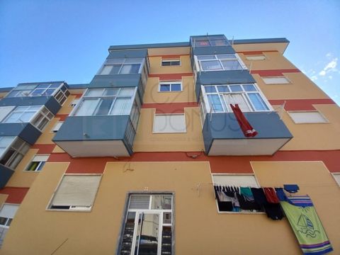 Gerenoveerd appartement met 2 slaapkamers in Quinta do Brasileiro in Corroios. Gelegen in de rustige Rua Das Palmeiras, profiteert het pand van een goede blootstelling aan de zon. *RENOVATIEWERKEN IN UITVOERING* Volledig gerenoveerd appartement te ko...