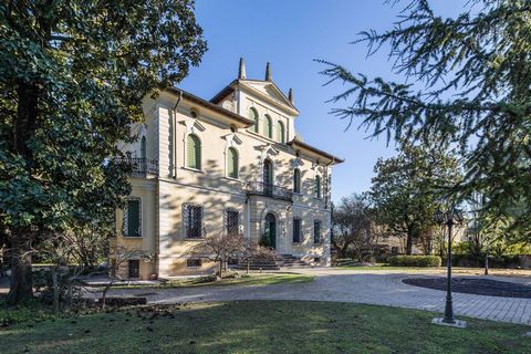 Wunderschönes Anwesen für diejenigen, die ein Zuhause am Gardasee suchen, abseits von Verkehr und Stadtlärm. In der Nähe der Strände des Sees und des malerischen historischen Zentrums von Bardolino befindet sich dieses Endhaus in sonniger Lage in ein...