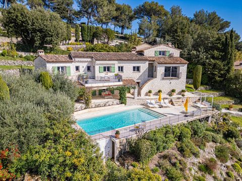 Perched in a dominant position, this magnificent Provencal property enjoys panoramic views over Saint-Paul-de-Vence, Vence, and the surrounding hills all the way to the sea. This remarkable 320m2 villa, set on a plot of over 2,200m2 designed by Jean ...
