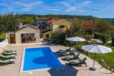 Charmant toevluchtsoord met zwembad in Istrië, gemaakt van authentieke bouwelementen met een rijke uitstraling en gezellig ingericht met 8 bedden.