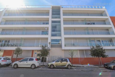 Nous vous présentons un superbe appartement de 3 chambres, une propriété exclusive de Century 21 Aqua, situé au dernier étage prestigieux de l'Urbanização Foz Beach à Buarcos, Figueira da Foz. Située à Rua João Gaspar Simões, nº25, cette propriété un...