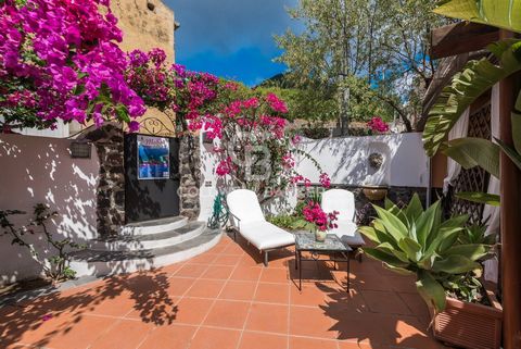 SICILY - AEOLIAN ISLANDS - SALINA - Leni In Salina, one of the seven islands that make up the Aeolian archipelago off the eastern Tyrrhenian coast of Sicily, we offer the sale of a valuable and ancient historic villa dating back to the 18th century l...