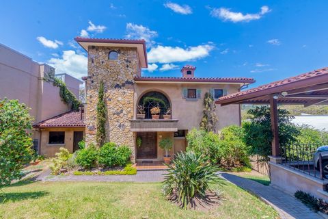 ID# 117077. Beautiful Tuscan-style house for sale in Santa Ana. 5 bedrooms, 4.5 bathrooms, 430 m2 of construction, 725 m2 of land, US$630.000. In the prestigious enclave of Santa Ana, where luxury and serenity merge, lies an architectural gem: Casa L...