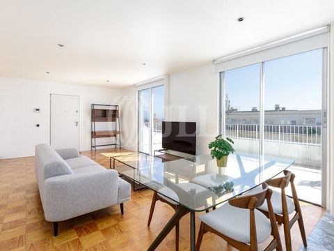 Appartement penthouse 3 pièces, neuf, de 101 m2 de surface de surface de plancher, avec terrasse de 73 m2 et une vue dégagée sur la ville, situé dans la Rua de Ceuta, en plein cur de Porto. L'appartement est constitué d'une cuisine ouverte sur le sal...