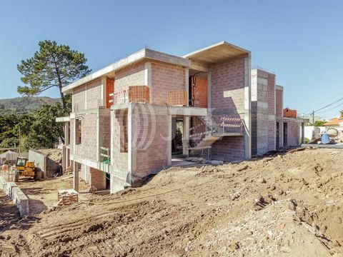Under construction, this 4-bedroom villa offers 1000 sqm of total building area, including a swimming pool, garden, and garage, on a 1930 sqm plot in Venda do Pinheiro, Mafra. The house consists of four bedrooms, four bathrooms, two living rooms, and...