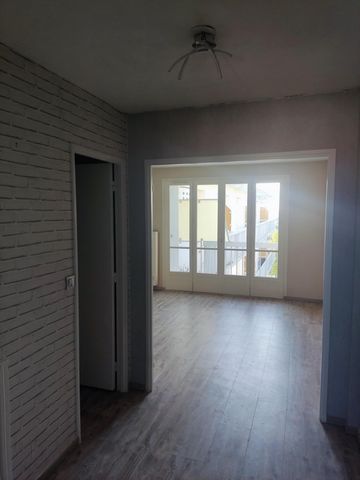 In Châteauroux, close to shops, schools and free public transport, this 63 m² apartment includes: 1 entrance / 1 living room leading onto a balcony / 2 bedrooms / 1 equipped kitchen / 1 bathroom / and 1 separate toilet. The property also has: 1 parki...