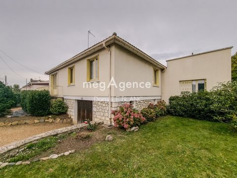 Discover this charming house of approximately 130m² located in a peaceful area of Lucé. Close to amenities, it offers a double living room with fireplace and balcony, a fitted kitchen, a spacious bright bedroom, as well as two offices that can be tra...