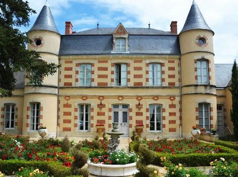 Near Poitiers, 19th century chateau, 7/8 bedrooms, with pool on 3615m² of closed park 10 minutes from downtown of Poitiers, TGV station, international airport : lovely property located in the center of a little city. The set consists of a 19th centur...