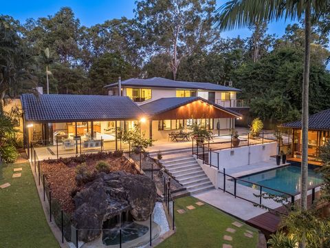 Welcome to 'Sentosa', an extraordinary retreat nestled in the heart of Chapel Hill. This palatial double-storey residence, complemented by resort-like leisure facilities sprawling across nearly an acre and a half, stands as a testament to luxury livi...