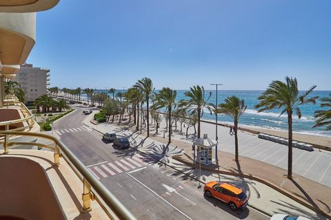 Witamy w Twojej nadmorskiej oazie na pięknej plaży Mas Mel! Ten wspaniały apartament, położony na czwartym piętrze sześciopiętrowego budynku, oferuje wyjątkowe wrażenia życiowe z panoramicznym widokiem na Morze Śródziemne i bezpośrednim dostępem do p...
