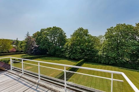 Between the Forêt de Soignes and the Fort Jaco, duplex-penthouse of 260m2 comprising the receptions with living and dining room, two terraces, equipped kitchen with breakfast corner, a bedroom with dressing room and bathroom, a second bedroom with ba...