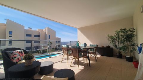Welkom in een paradijselijke hoek in Alhaurín Golf. Dit charmante appartement op de eerste verdieping nodigt je uit om de kunst van ontspannen wonen te ontdekken, met twee terrassen die authentieke visuele juweeltjes zijn. Vanaf één ervan dompel je j...