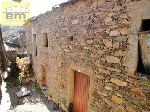 3 rustic houses to remodel in a village near Castelo Branco. Walls in shale, 300m2 of construction, patio, electricity, water from the grid, excellent access and fantastic views over mountains and valleys, 20 minutes from the city of Castelo Branco! ...