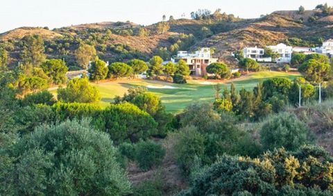 Ideal residential plot to build your own villa on the Costa del Sol. This plot is suitable for a family home with over 400m2 living area plus basement. The plot is large enough for a nice garden with private pool. Great location in La Cala Golf, clos...