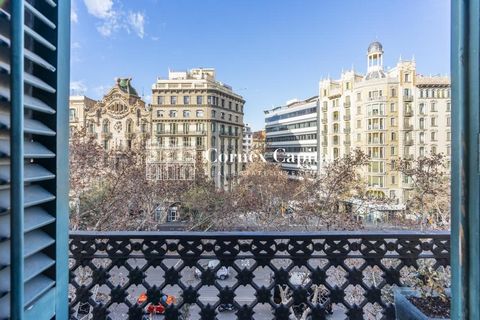 Excellent flat on Avenida Diagonal next to Paseo de Gracia, in Dreta de l'Eixample, in the center of Barcelona. The flat is to be renovated, and has an area of 150sqm built with common areas (130sqm built of housing). It is distributed in a living ro...