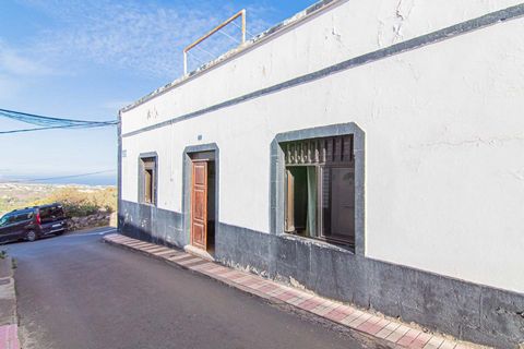 This villa is at Calle Maestro Nicolás Déniz, 1, 35400, Arucas, Las Palmas. It is a villa that has 193 m2 and has 4 rooms and 1 bathrooms. It has exterior.