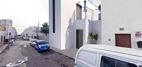 Dieses Grundstück befindet sich in der Calle Martínez Montañez, 35500, Arrecife, Las Palmas. Es ist ein sonniges Land mit 220 m2 . Außerdem umfasst es Außenbereich, Solar, Urbano, bebaubar, Bergblick und Stadt.