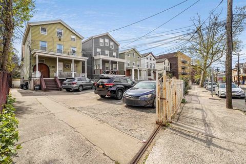**Income-Producing Multi-Family Opportunity with Development Potential** Located on bustling Summit Avenue, this versatile property offers an incredible investment opportunity. Currently configured as an income-producing multi-family with split utili...