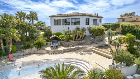 Located in a secure and sought-after domain of Sainte-Maxime, benefiting from a superb sea view and golf view, this villa has a huge potential (TO RENOVATE) Located on a plot of more than 1600m2, it consists of 2 floors of 247m2 each, currently distr...
