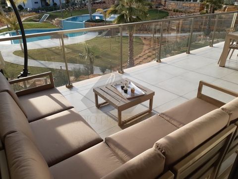 For sale: Beautiful 1-bedroom apartment, located just 550 meters from the famous Praia da Rocha. This charming apartment is located on the first floor of a four-story building in the private condominium called 'Oasis Mar, Lote 2 '. The condominium fe...
