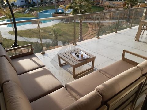 Te koop: Prachtig appartement met 1 slaapkamer, gelegen op slechts 550 meter van het beroemde Praia da Rocha. Dit charmante appartement is gelegen op de eerste verdieping van een vier verdiepingen tellend gebouw in het privé-condominium genaamd 'Oasi...