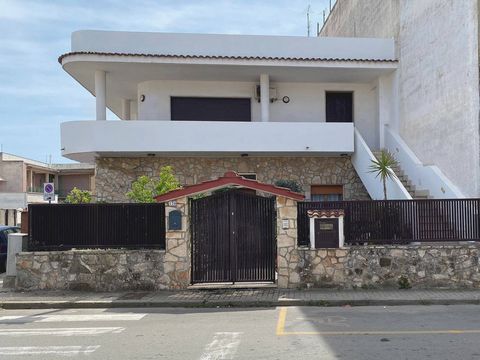 PUGLIA - TARANTO - PULSANO In Pulsano (TA) we offer for sale an entire independent building of approximately 255 m2 with a large courtyard and arranged on two levels, ground floor and first floor. The ground floor of approx. 150 m2 is composed of an ...