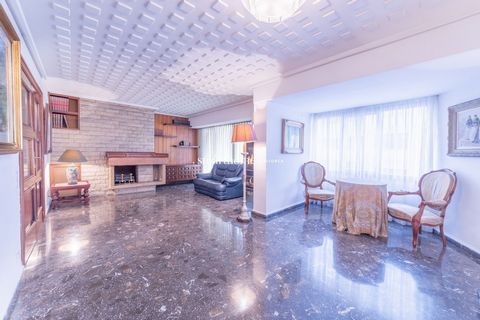 Excellent apartment of 163 m2 located in the desirable area of Santa Catalina, for sale.The property has 3 bedrooms 2 bathrooms fully equipped kitchen, terrace of 6 m2, elevator.Extras: Air conditioning h / c, individual, marble floors, fireplace.Thi...