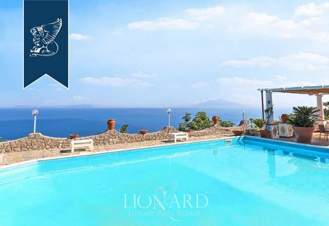 Splendida villa di lusso fronte mare con piscina in vendita in una delle zone più affascinanti e pittoresche ad Anacapri con un'incantevole vista mare. Circondata da 3000 mq di rigogliosa vegetazione mediterranea e a pochi passi dal centro stori...