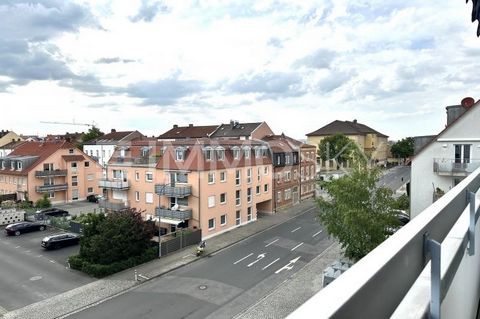 Przestrzeń dla całej rodziny: Przestronny 4 pokojowy apartament w Bambergu Ten jasny i nowoczesny 4-pokojowy apartament w centralnej lokalizacji w Bambergu znajduje się zaledwie kilka minut od głównego dworca kolejowego i oferuje optymalne połączenia...