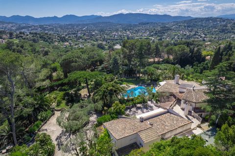 Located in absolute calm in one of the most sought-after residential areas of Mougins, this architect-designed property of 679 m2 is located on an exceptional plot of land of 9,243 m2, accommodating 218 m2 of annexes since the main property is accomp...