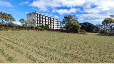 Se vende terreno con 4.220 m2 de área total, con potencial de construcción, ubicado en una de las áreas de expansión urbana de la ciudad de Ponta Delgada, entre la parroquia de São José y la parroquia de Santa Clara. El terreno se encuentra junto a o...