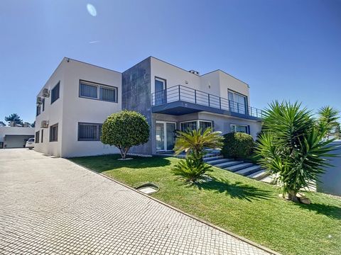 Fully detached 6 bedroom LUXURY villa set on a private plot and located right in the heart of Verdizela. Its interior area is spread over two floors, encompassing a 40 m2 garage with space for 2 cars inside and space for more than 4 cars outside. On ...