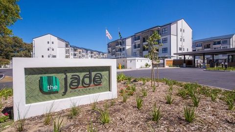 Luxe wonen bij The Jade! Welkom bij je droomlevensstijl in The Jade in Somerset West! Dit prachtige appartement met één slaapkamer biedt het toppunt van modern wonen met een focus op kwaliteit en gemak. Top-of-the-Line apparaten: Ervaar het toppunt v...