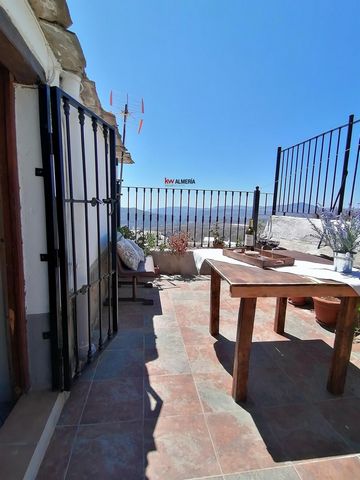 Welcome to this amazing real estate opportunity that combines the best of two worlds! TOWN HOUSE WITH FINCA OF 7000M2 On one side, we have this charming country house, completely renovated, located in the heart of the Alpujarra Granadina, in the same...