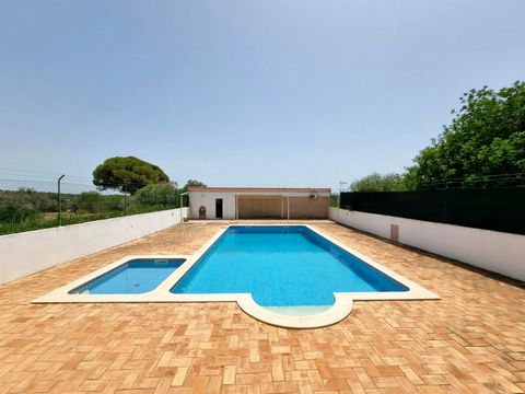 Beautiful villa located in a rural area, with good access 10 minutes from Albufeira and the beautiful beaches of Albufeira. This villa is set on a 4200m2 plot, flat and very easy to maintain. With a lot of privacy, it consists of 3 bedrooms, 2 bathro...