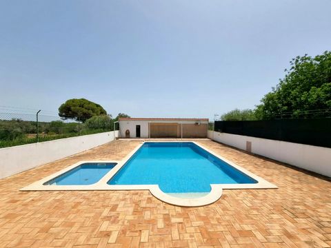 Prachtige villa gelegen in een landelijke omgeving, met goede toegang op 10 minuten van Albufeira en de prachtige stranden van Albufeira. Deze villa ligt op een perceel van 4200m2, vlak en zeer gemakkelijk te onderhouden. Met veel privacy bestaat het...