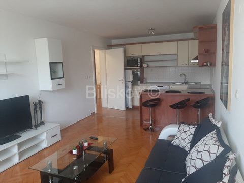 Split, Ravne njive, in a residential building with an elevator, an apartment with a total usable area of 49m2, south orientation. It consists of a kitchen with a dining room and a living room, a bedroom, a bathroom and a storage room. It is air-condi...