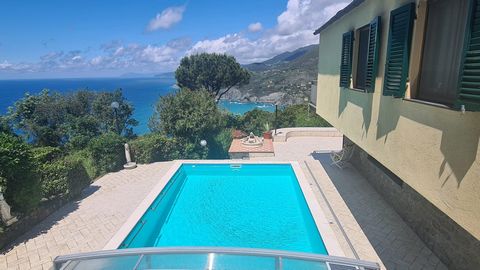 Ongeveer 2 km van het strand, op een zeer panoramische locatie met uitzicht op de Golf van Levanto met een spectaculair uitzicht op de Ligurische kust, bieden wij de verkoop aan van een vrijstaand huis op 2 niveaus met een prachtige privé en beplante...