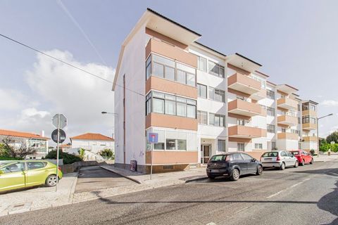 Description 2 bedroom apartment for sale in Areias, São João do Estoril. Used but in perfect condition of use. Located in the vicinity of several schools, namely the Liceu de São João do Estoril, the Alapraia Sports Complex and services necessary for...