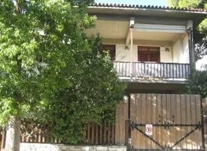 Ausgezeichnetes Einfamilienhaus mit Wohnung in Politia, Kifissia (Nord-Athen) Entdecken Sie erstklassigen Komfort und Stil in diesem atemberaubenden Einfamilienhaus im renommierten Viertel Politeia von Kifissia, Nord-Athen. Mit einer geräumigen Fläch...