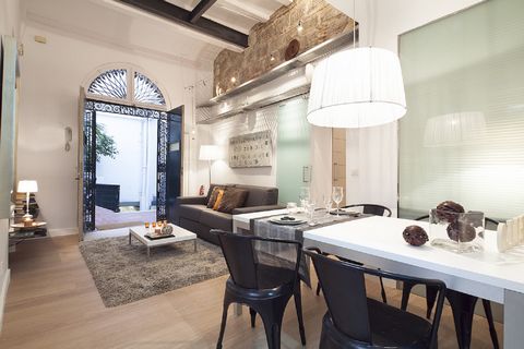 Luxury flat located in one of the noblest zone in the historic centre of Barcelona. Located in the Portaferrissa St., one of the most commercial streets of the city, just 75 m far from the Cathedral and 50 m away of the Ramblas. Renovated building wh...