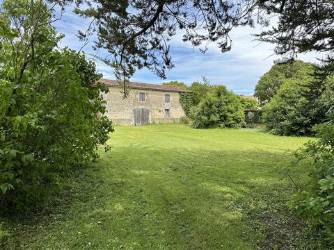 6000m2 of land, A 3-minute walk from the town center of St Jean d'Angély, this property will offer you a town house, a rental house, old stables and usable stables. as well as a large building plot with independent access. A 3-minute walk from the to...